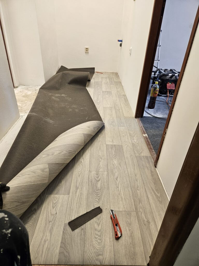 A tady už pokládáme nové lino